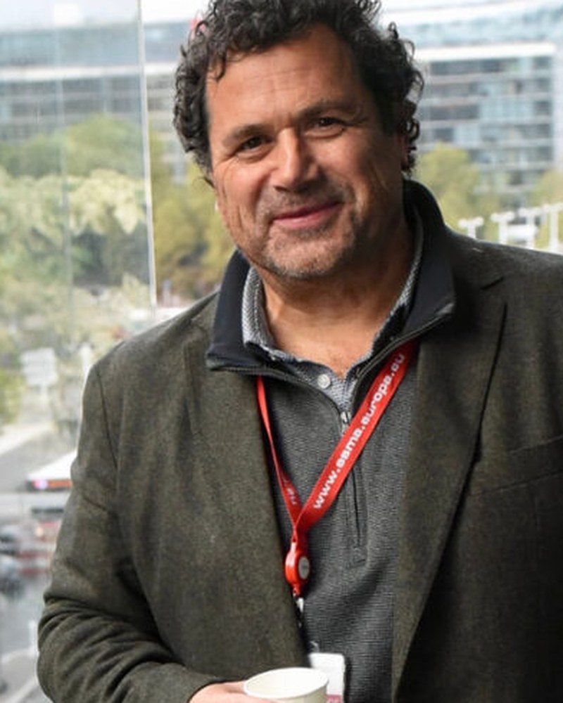 Alain Steinberg, co-founder and director of #inextremis, standing by a window overlooking a Brussels avenue